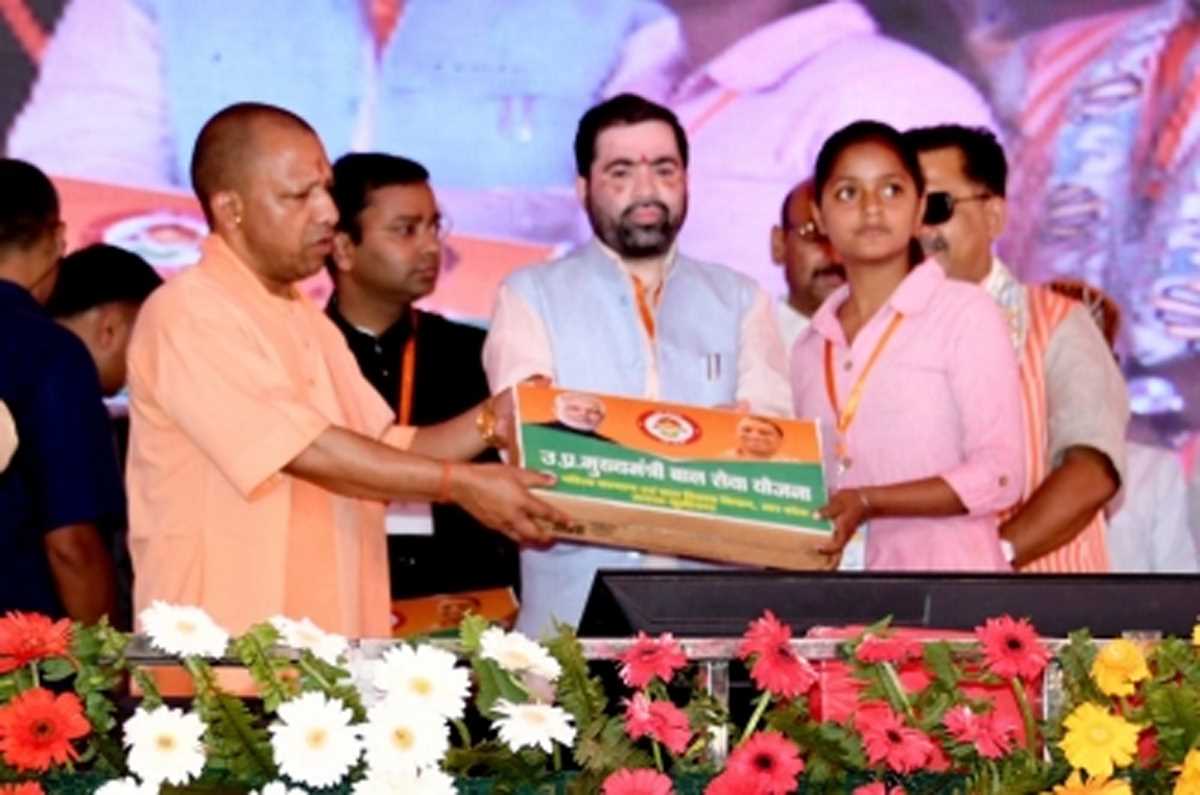 माफिया नहीं महोत्सव में, उपद्रव नहीं उत्सव में यूपी के लोगों का विश्वास : योगी